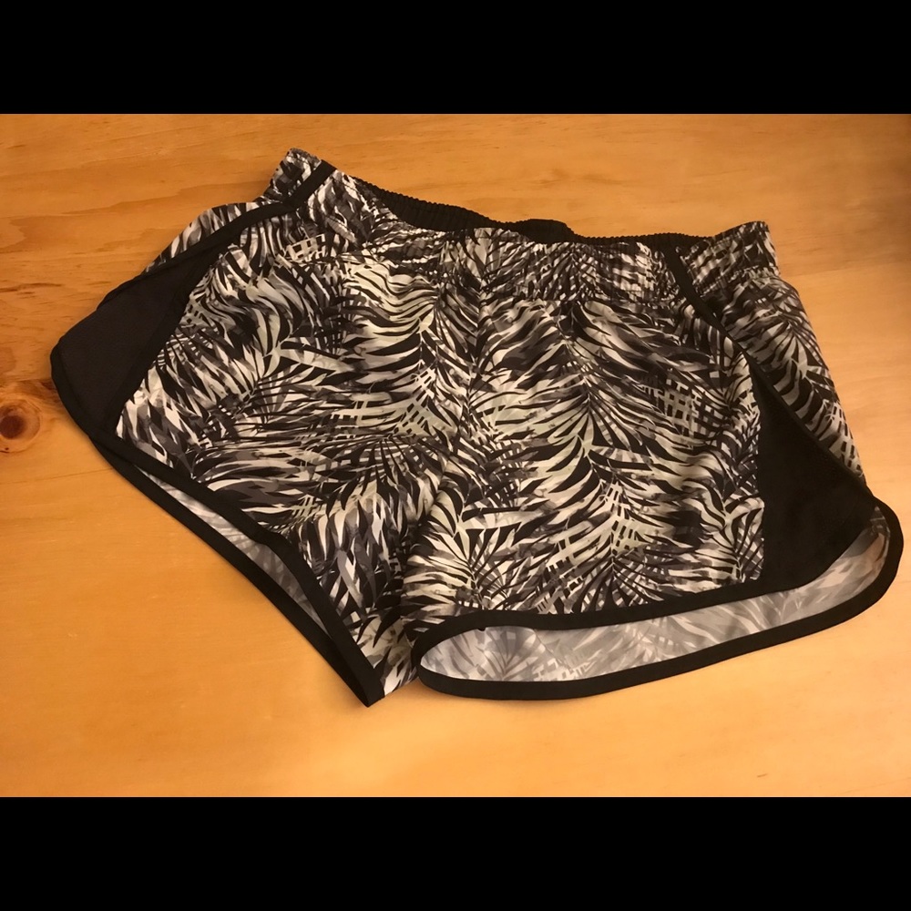 City Streets tropical B/W lined shorts M